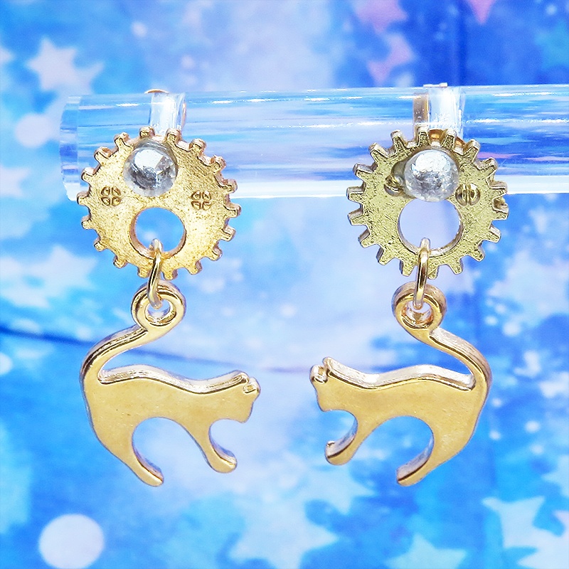 マットゴールドの跳ね猫モチーフと歯車のスチームパンク風スタッドピアス クリスタルガラス