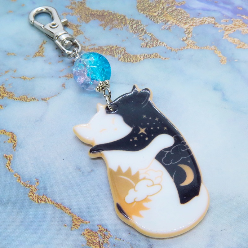 抱擁にゃんこ 白猫と黒猫が抱き合ってる可愛いチャームとアクアマリンとクリアのビーズのキーホルダー バッグチャーム