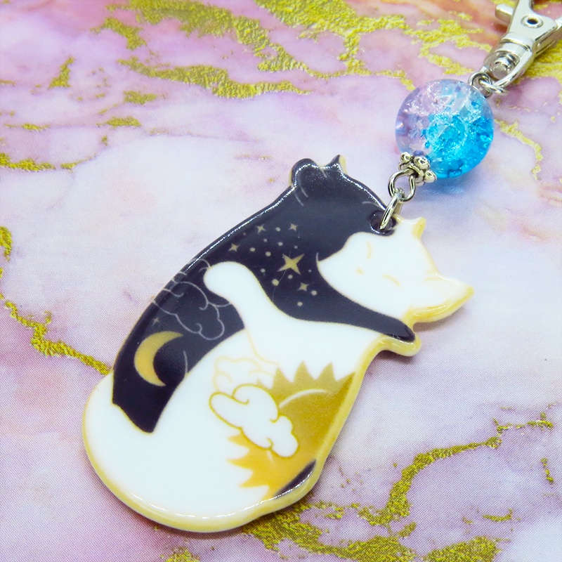抱擁にゃんこ 白猫と黒猫が抱き合ってる可愛いチャームとアクアマリンとクリアのビーズのキーホルダー バッグチャーム