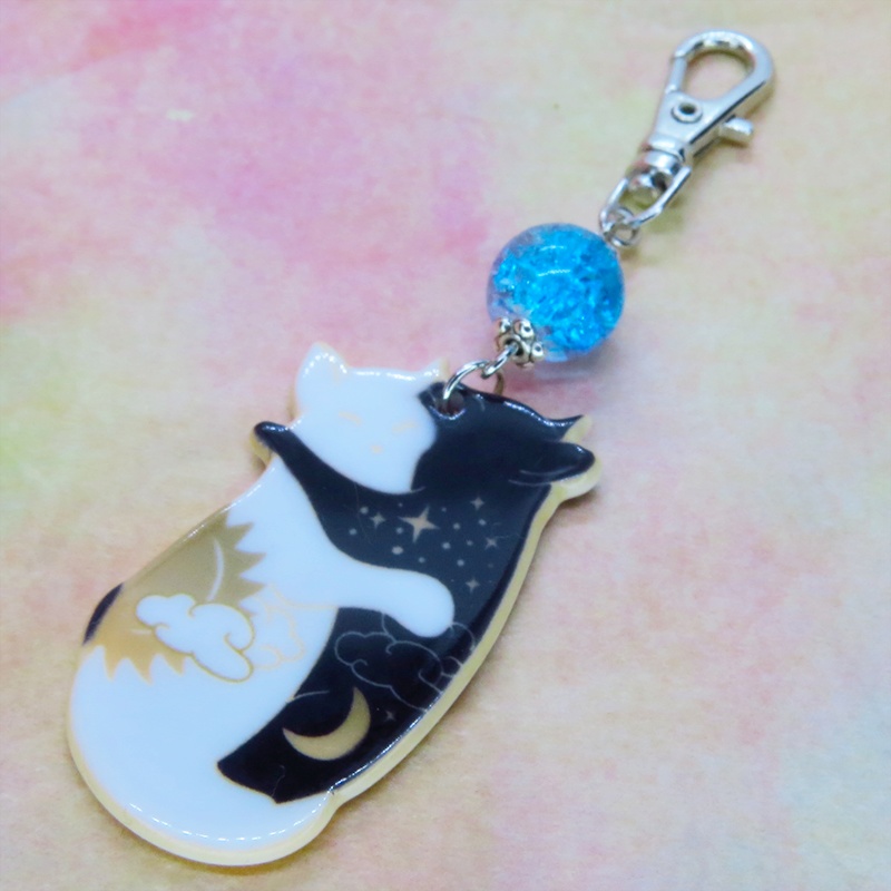 抱擁にゃんこ 白猫と黒猫が抱き合ってる可愛いチャームとアクアマリンとクリアのビーズのキーホルダー バッグチャーム