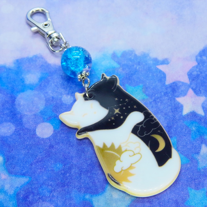 抱擁にゃんこ 白猫と黒猫が抱き合ってる可愛いチャームとアクアマリンとクリアのビーズのキーホルダー バッグチャーム