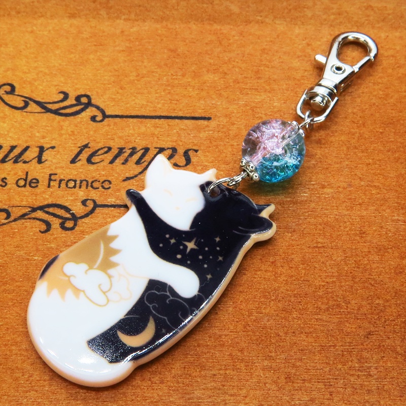抱擁にゃんこ 白猫と黒猫が抱き合ってる可愛いチャームとアクアマリンとクリアのビーズのキーホルダー バッグチャーム