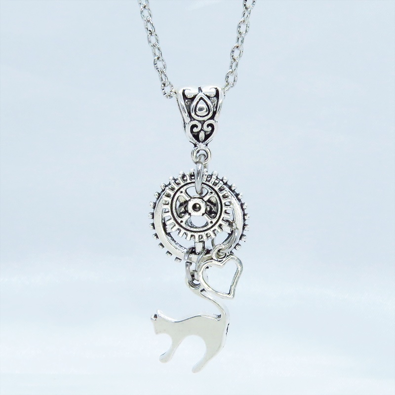 アンティークシルバー 跳ね猫と大小異なる歯車を組合せたスチームパンク風ネックレス コンパクト オープンハート