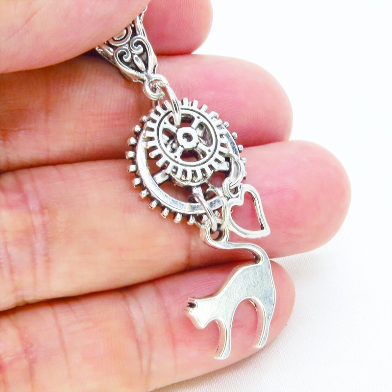 アンティークシルバー 跳ね猫と大小異なる歯車を組合せたスチームパンク風ネックレス コンパクト オープンハート