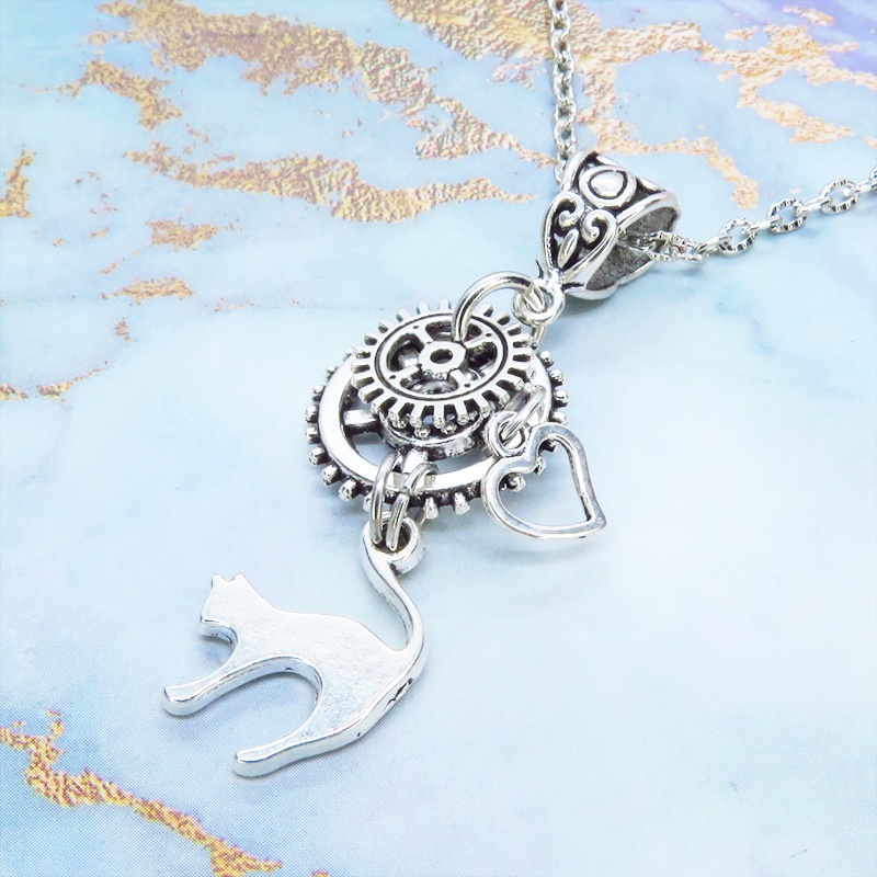 アンティークシルバー 跳ね猫と大小異なる歯車を組合せたスチームパンク風ネックレス コンパクト オープンハート