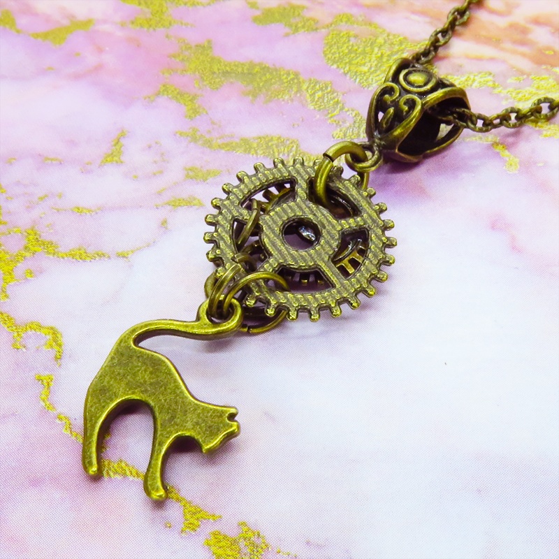 アンティークゴールド 跳ね猫と大小異なる歯車を組合せたスチームパンク風ネックレス コンパクト オープンハート