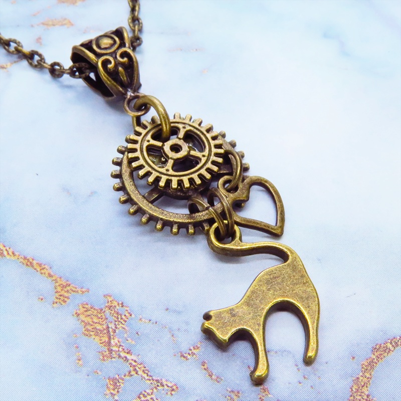 アンティークゴールド 跳ね猫と大小異なる歯車を組合せたスチームパンク風ネックレス コンパクト オープンハート