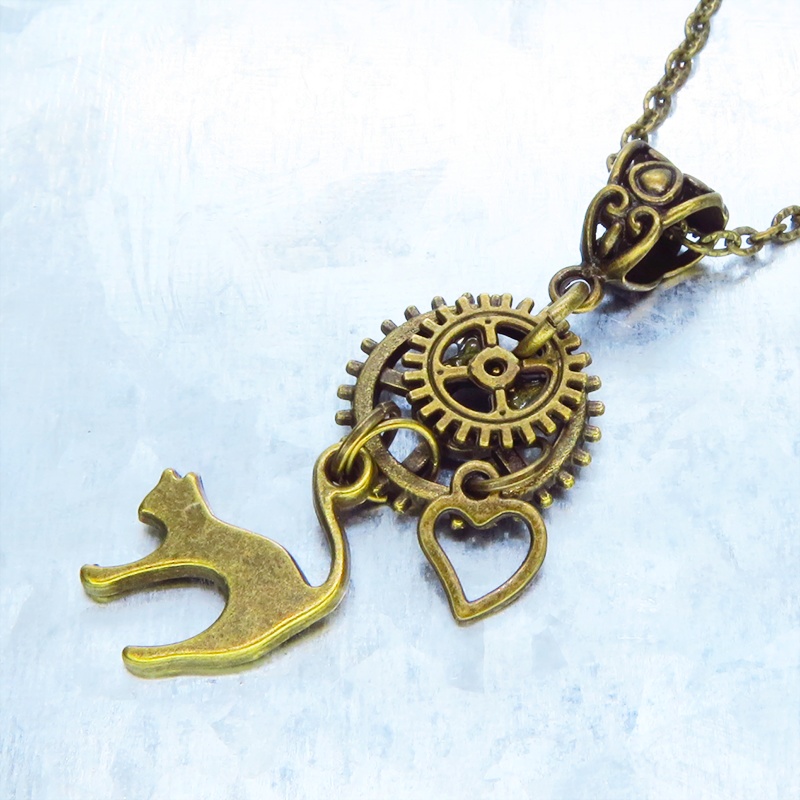 アンティークゴールド 跳ね猫と大小異なる歯車を組合せたスチームパンク風ネックレス コンパクト オープンハート