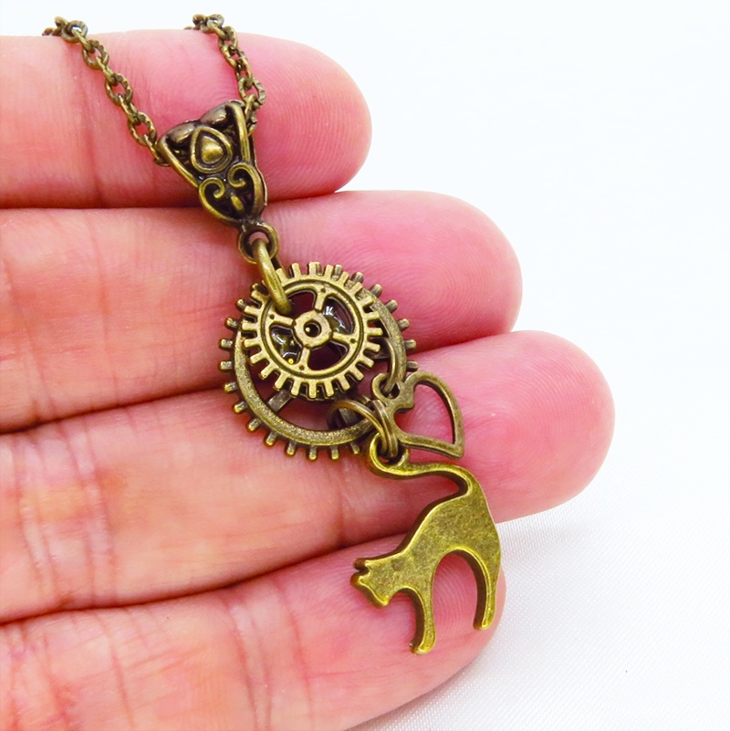 アンティークゴールド 跳ね猫と大小異なる歯車を組合せたスチームパンク風ネックレス コンパクト オープンハート