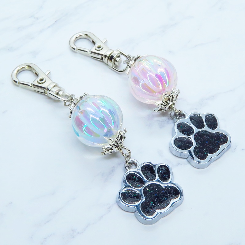 シルバーカラーの肉球とガラスビーズ(クリアブルー・ピンク)のキーホルダー バッグチャーム 猫 犬