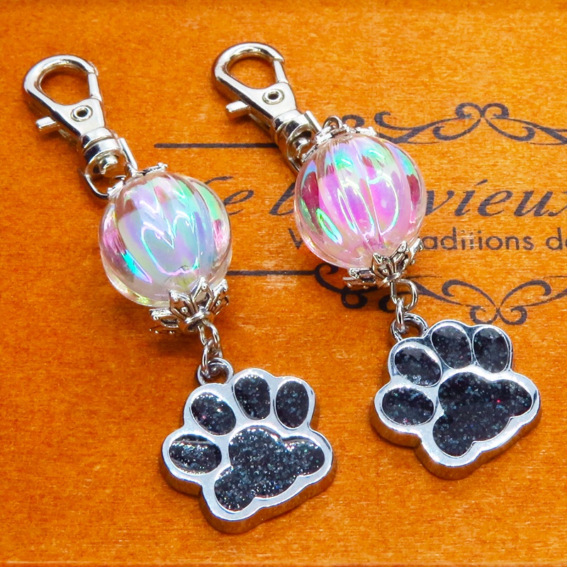 シルバーカラーの肉球とガラスビーズ(クリアブルー・ピンク)のキーホルダー バッグチャーム 猫 犬