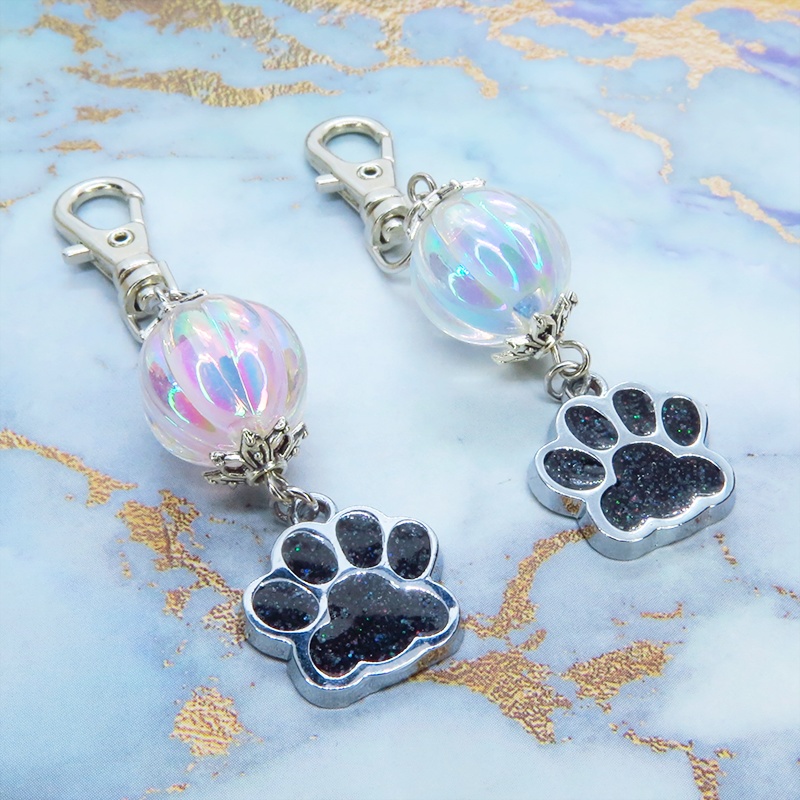シルバーカラーの肉球とガラスビーズ(クリアブルー・ピンク)のキーホルダー バッグチャーム 猫 犬