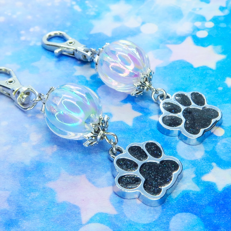シルバーカラーの肉球とガラスビーズ(クリアブルー・ピンク)のキーホルダー バッグチャーム 猫 犬