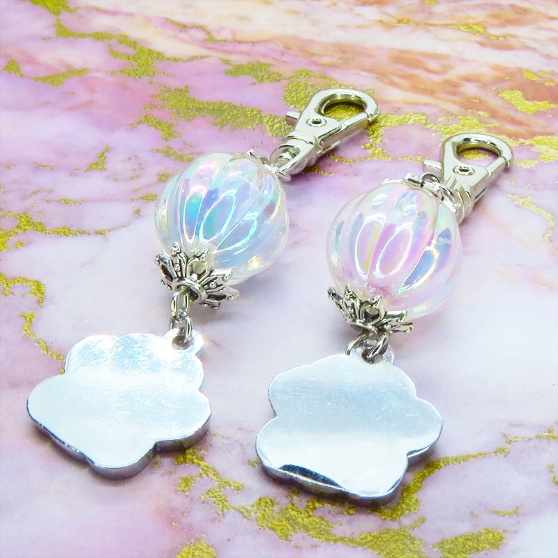 シルバーカラーの肉球とガラスビーズ(クリアブルー・ピンク)のキーホルダー バッグチャーム 猫 犬