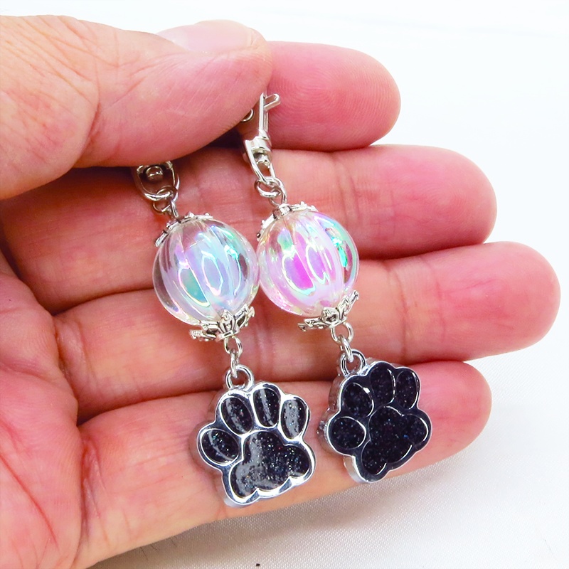 シルバーカラーの肉球とガラスビーズ(クリアブルー・ピンク)のキーホルダー バッグチャーム 猫 犬