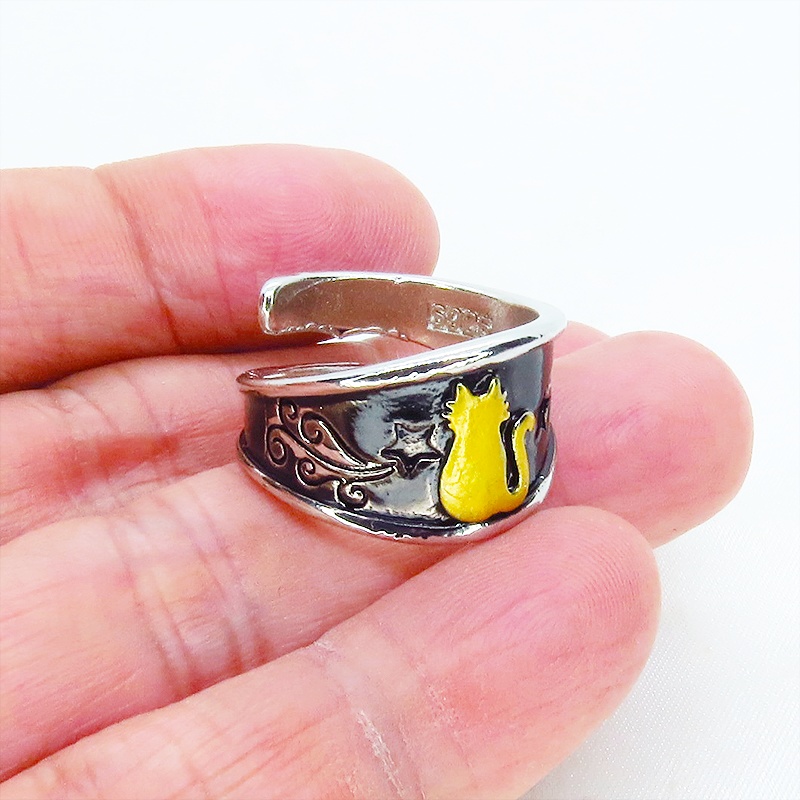 ゴールドの猫シルエットが描かれたブラックカラーリング シルバー925PL ステンレス フリーサイズ