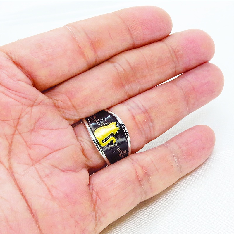 ゴールドの猫シルエットが描かれたブラックカラーリング シルバー925PL ステンレス フリーサイズ