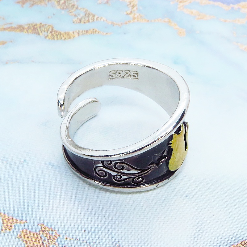 ゴールドの猫シルエットが描かれたブラックカラーリング シルバー925PL ステンレス フリーサイズ