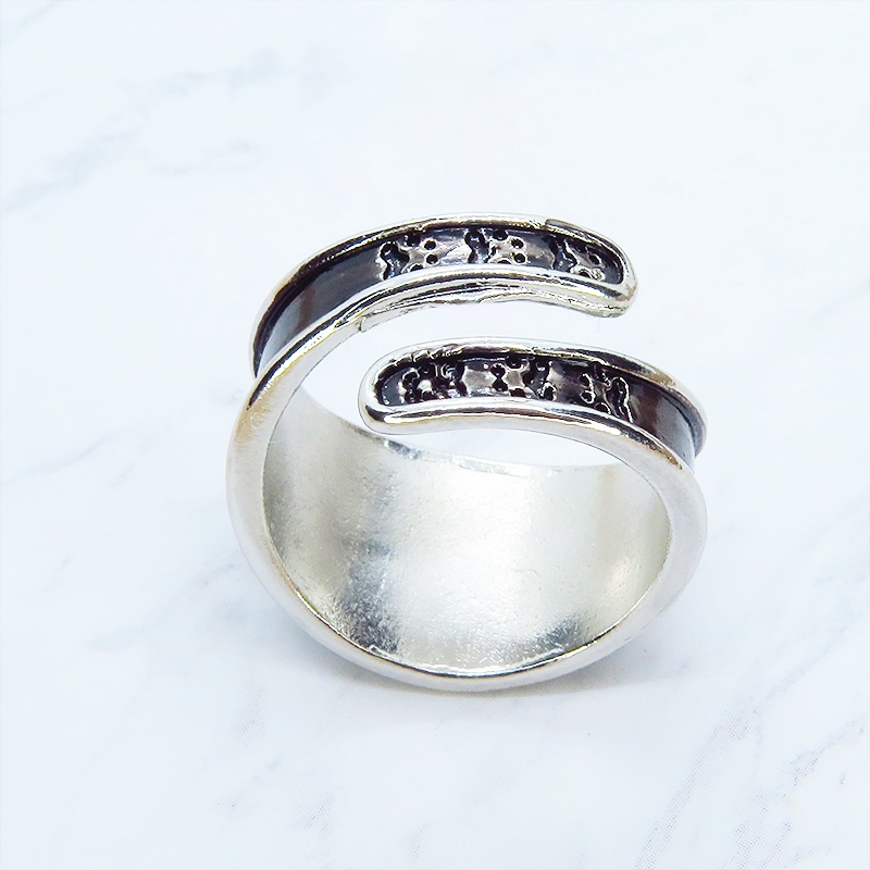 ゴールドの猫シルエットが描かれたブラックカラーリング シルバー925PL ステンレス フリーサイズ