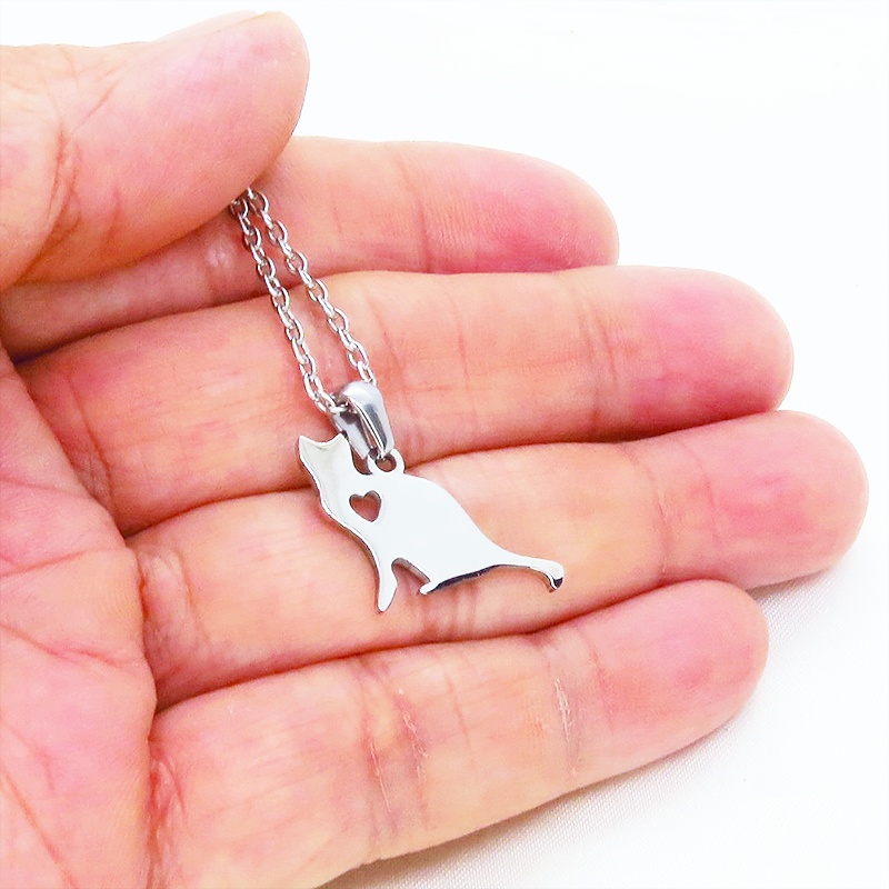 ステンレス製 猫シルエットとハートを組合せた可愛いチャームネックレス ダイカット シルバーカラー アジャスター追加可