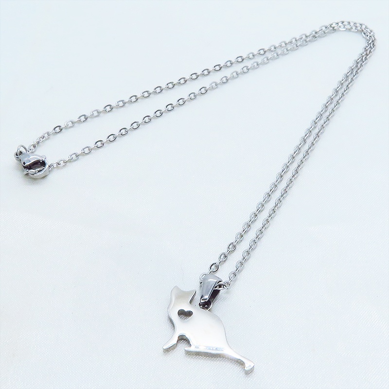 ステンレス製 猫シルエットとハートを組合せた可愛いチャームネックレス ダイカット シルバーカラー アジャスター追加可