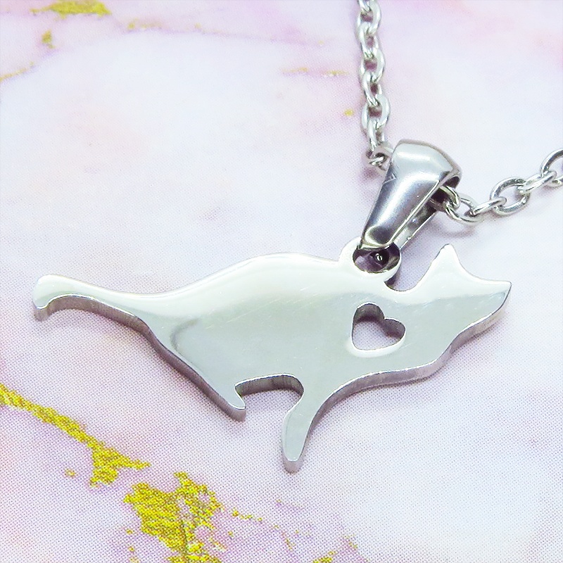 ステンレス製 猫シルエットとハートを組合せた可愛いチャームネックレス ダイカット シルバーカラー アジャスター追加可