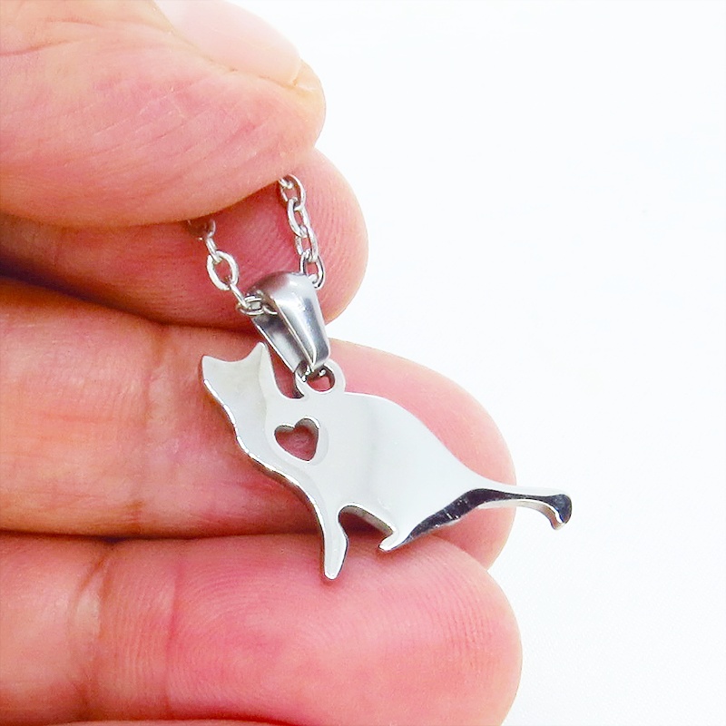ステンレス製 猫シルエットとハートを組合せた可愛いチャームネックレス ダイカット シルバーカラー アジャスター追加可