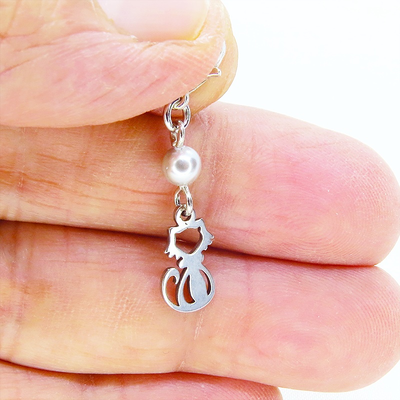 マスクチャーム シルバーカラー 猫とクリスタルガラスのコンパクトなチャーム ステンレス ダイカット