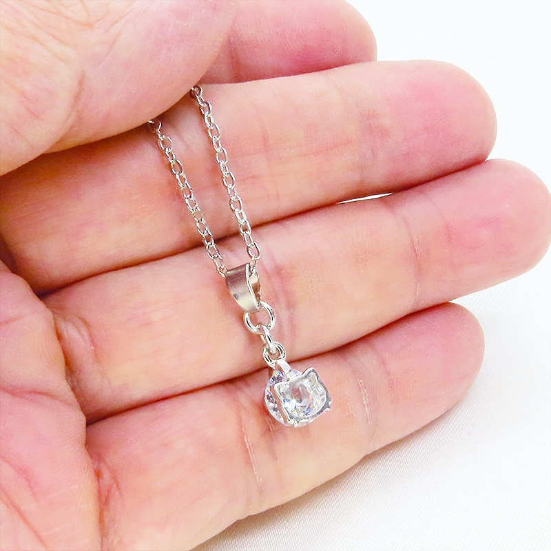シルバーカラーの猫フェイスフレームのキュービックジルコニアのワンポイントネックレス 長さ変更可 アジャスター可
