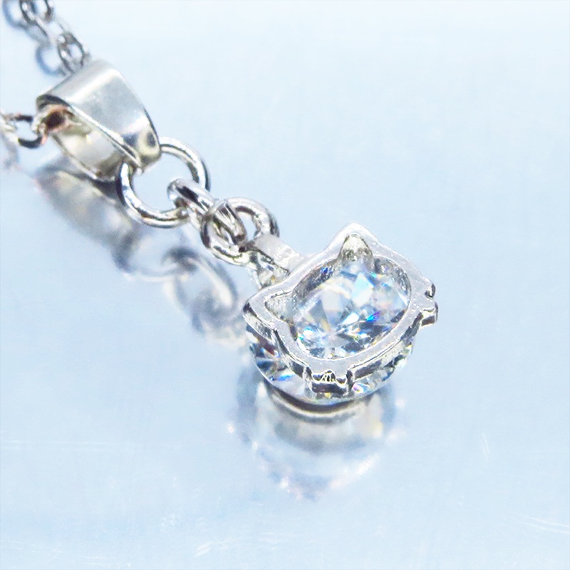 シルバーカラーの猫フェイスフレームのキュービックジルコニアのワンポイントネックレス 長さ変更可 アジャスター可