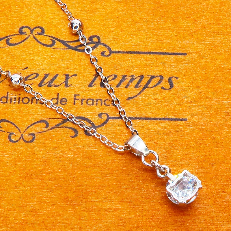 シルバーカラーの猫フェイスフレームのキュービックジルコニアのワンポイントネックレス 長さ変更可 アジャスター可