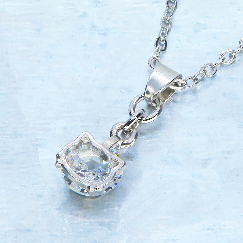 シルバーカラーの猫フェイスフレームのキュービックジルコニアのワンポイントネックレス 長さ変更可 アジャスター可