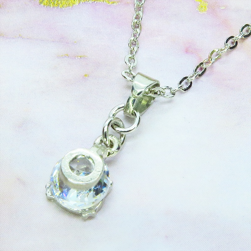 シルバーカラーの猫フェイスフレームのキュービックジルコニアのワンポイントネックレス 長さ変更可 アジャスター可