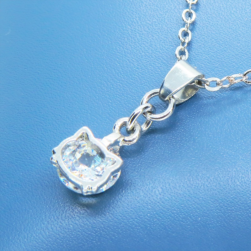 シルバーカラーの猫フェイスフレームのキュービックジルコニアのワンポイントネックレス 長さ変更可 アジャスター可