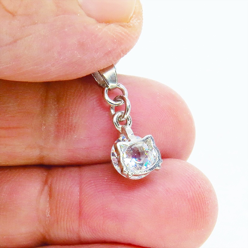 シルバーカラーの猫フェイスフレームのキュービックジルコニアのワンポイントネックレス 長さ変更可 アジャスター可