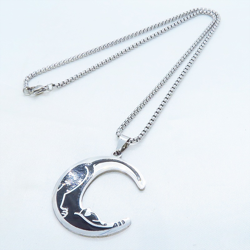 猫の寝そべる姿と三日月を重ね合わせたステンレス製ムーンキャットブラックエナメルペンダント・ネックレス