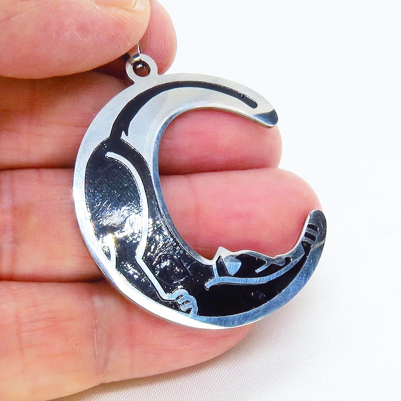 猫の寝そべる姿と三日月を重ね合わせたステンレス製ムーンキャットブラックエナメルペンダント・ネックレス