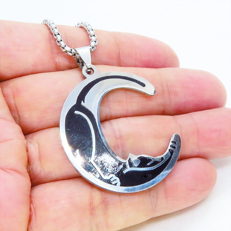 猫の寝そべる姿と三日月を重ね合わせたステンレス製ムーンキャットブラックエナメルペンダント・ネックレス