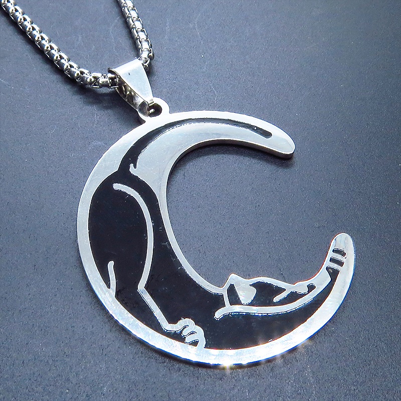 猫の寝そべる姿と三日月を重ね合わせたステンレス製ムーンキャットブラックエナメルペンダント・ネックレス
