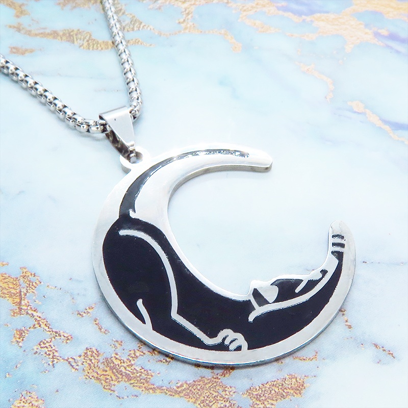 猫の寝そべる姿と三日月を重ね合わせたステンレス製ムーンキャットブラックエナメルペンダント・ネックレス
