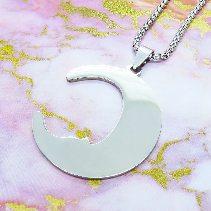 猫の寝そべる姿と三日月を重ね合わせたステンレス製ムーンキャットブラックエナメルペンダント・ネックレス