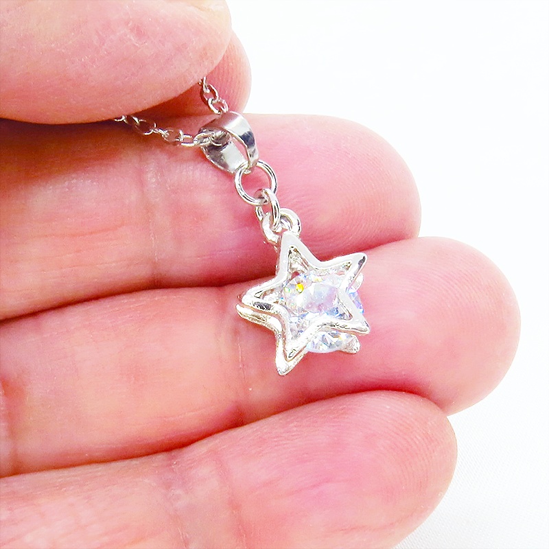 シルバーカラーの猫フェイスフレームのキュービックジルコニアのワンポイントネックレス 長さ変更可 アジャスター可