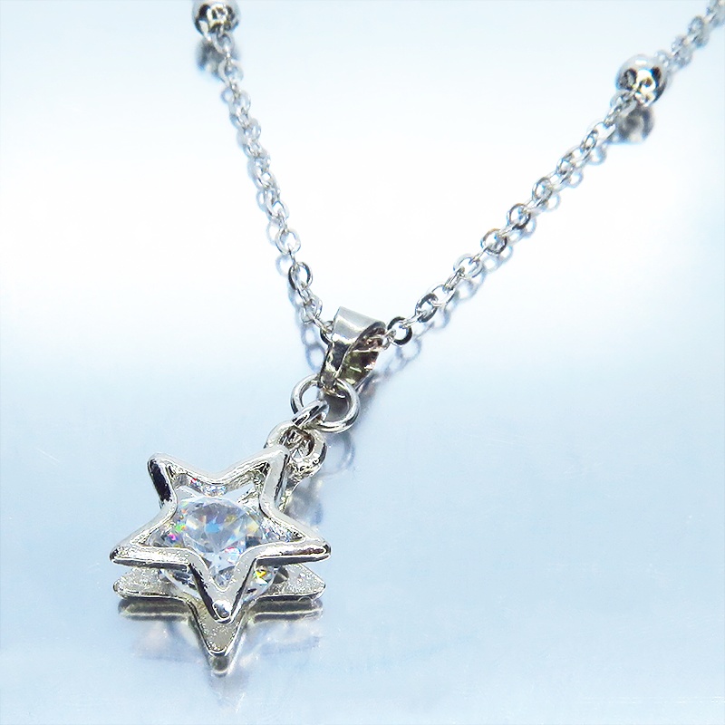 シルバーカラーの猫フェイスフレームのキュービックジルコニアのワンポイントネックレス 長さ変更可 アジャスター可
