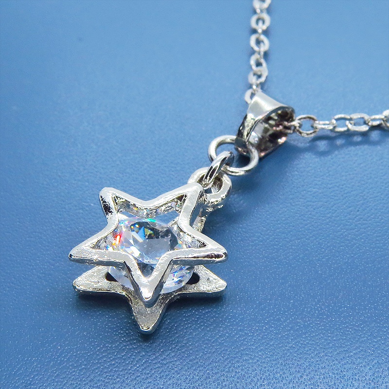 シルバーカラーの猫フェイスフレームのキュービックジルコニアのワンポイントネックレス 長さ変更可 アジャスター可