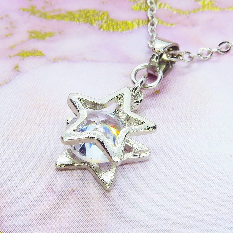 シルバーカラーの猫フェイスフレームのキュービックジルコニアのワンポイントネックレス 長さ変更可 アジャスター可