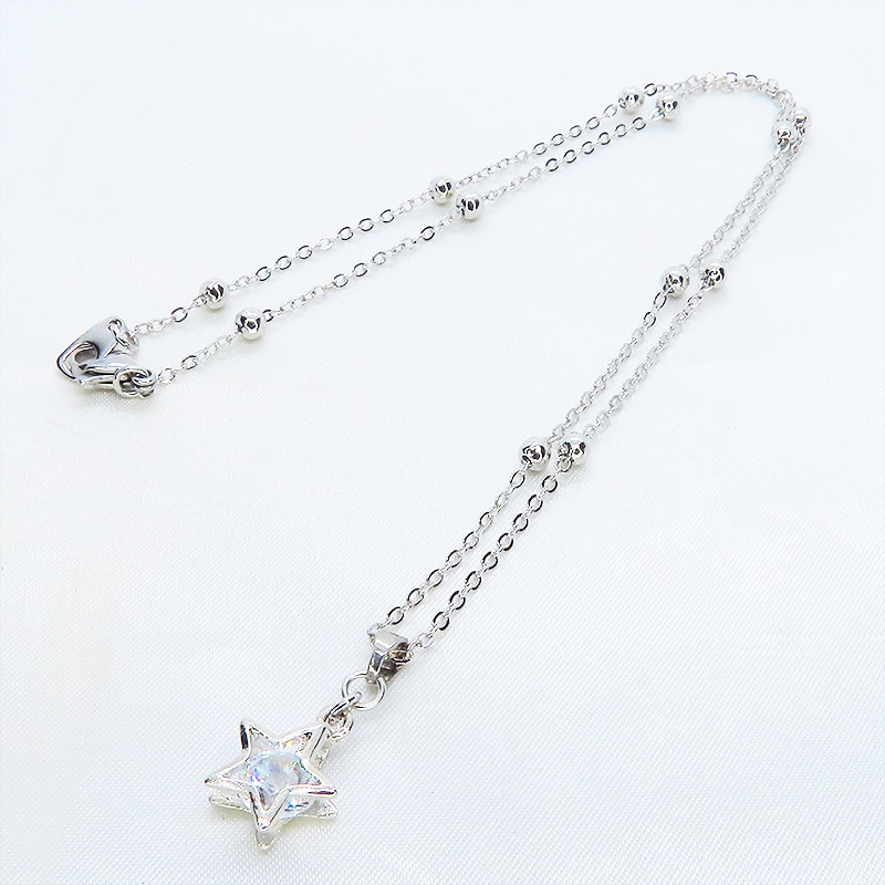 シルバーカラーの猫フェイスフレームのキュービックジルコニアのワンポイントネックレス 長さ変更可 アジャスター可