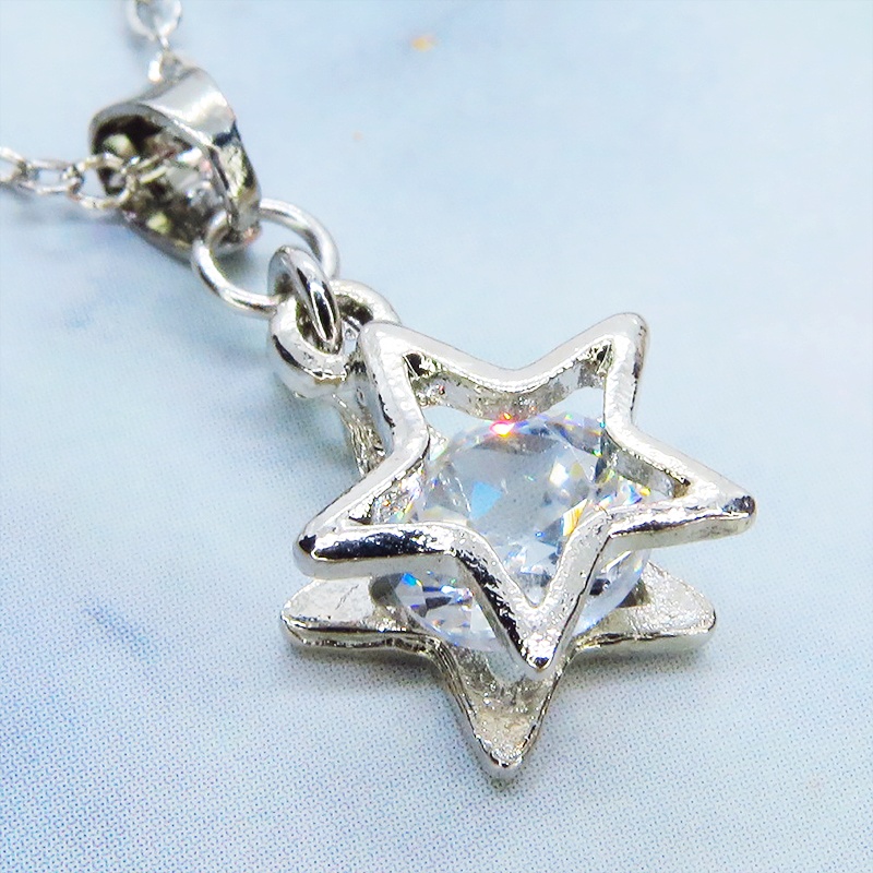 シルバーカラーの猫フェイスフレームのキュービックジルコニアのワンポイントネックレス 長さ変更可 アジャスター可