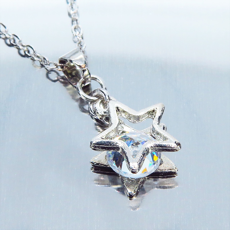 シルバーカラーの猫フェイスフレームのキュービックジルコニアのワンポイントネックレス 長さ変更可 アジャスター可