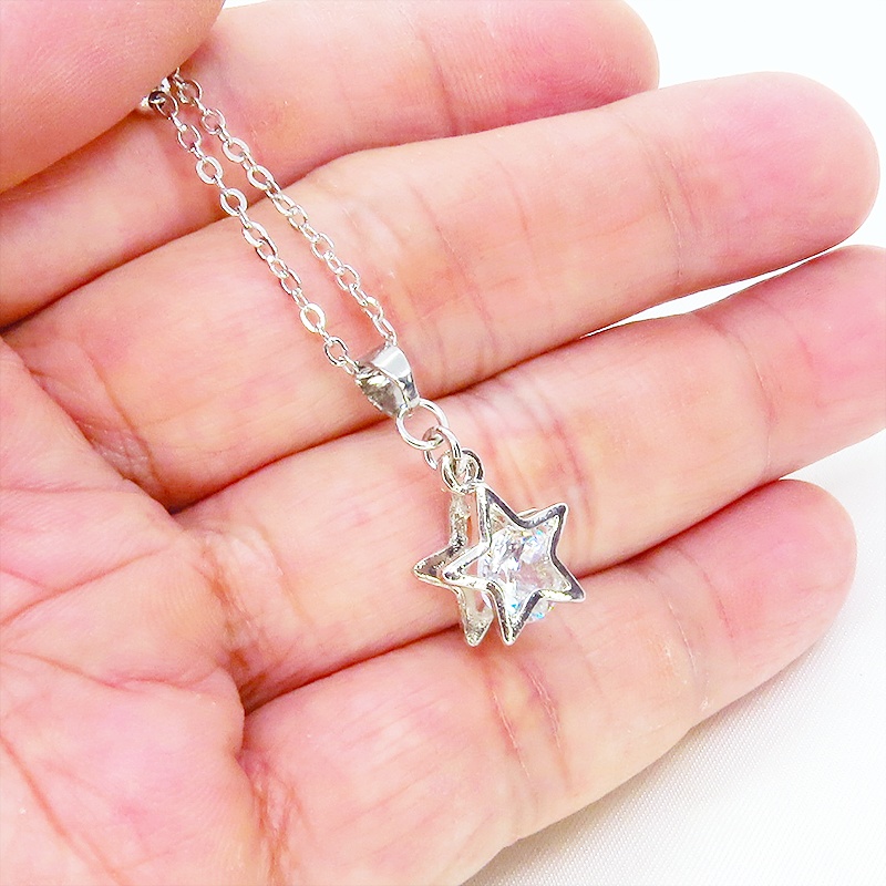 シルバーカラーの猫フェイスフレームのキュービックジルコニアのワンポイントネックレス 長さ変更可 アジャスター可