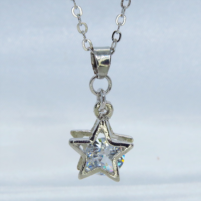 シルバーカラーの猫フェイスフレームのキュービックジルコニアのワンポイントネックレス 長さ変更可 アジャスター可